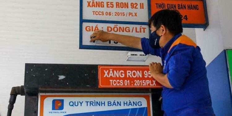 Giá xăng ngày mai có thể tiến sát 30.000 đồng Giá xăng ngày mai có thể tiến sát 30.000 đồng