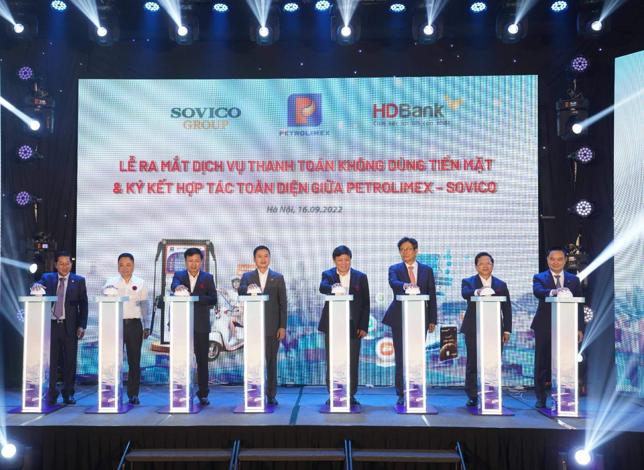 Petrolimex ra mắt dịch vụ thanh toán không dùng tiền mặt