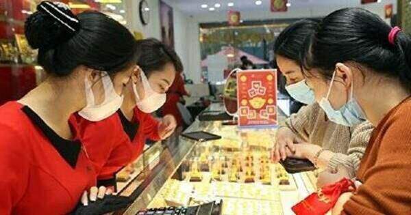 Giá vàng giảm trước ngày vía thần Tài, USD 'rơi' tự do