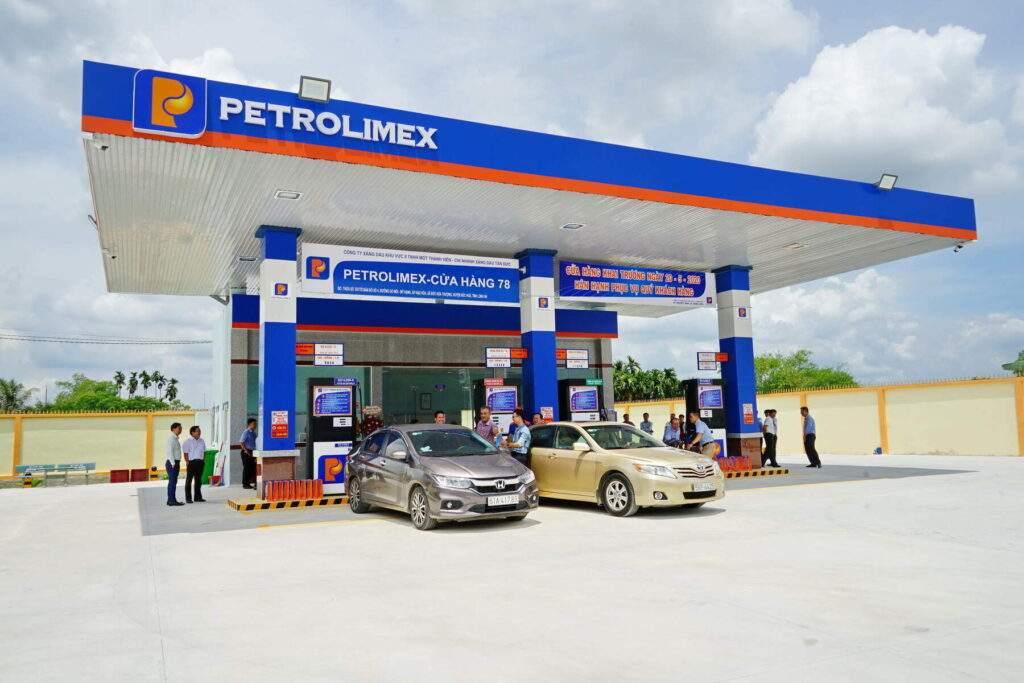 Petrolimex có doanh thu hơn 300.000 tỷ đồng trong năm dị biệt của xăng dầu