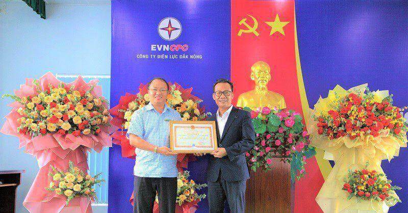 Công ty Điện lực Đắk Nông nhận bằng khen của Bảo hiểm xã hội Việt Nam