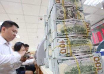 Đô la tự do thấp hơn ngân hàng trên 130 đồng