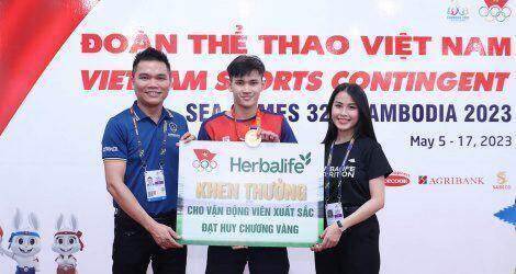 Herbalife Việt Nam thưởng nóng cho các vận động viên Việt Nam đạt huy chương vàng tại SEA Games 32
