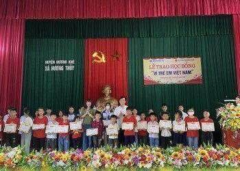 Học bổng “Vì trẻ em Việt Nam” đến với học sinh tỉnh Hà Tĩnh