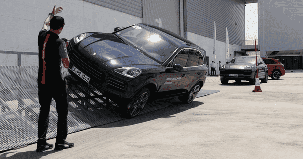 Rèn tay lái cùng dàn xe sang Porsche trị giá triệu đô