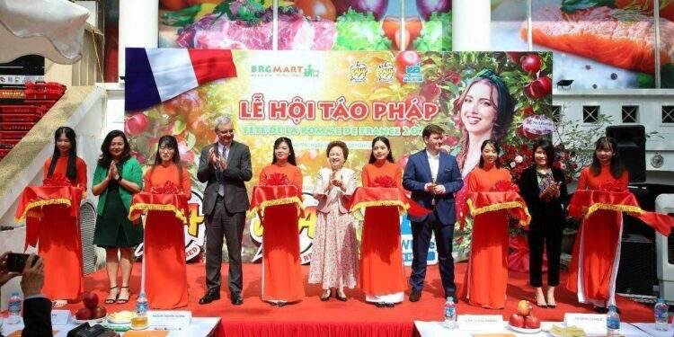Rộn ràng mua sắm tại “Lễ hội táo Pháp 2023” 1 Rộn ràng mua sắm tại “Lễ hội táo Pháp 2023”