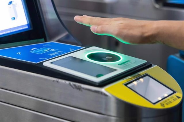 Trung Quốc cho phép hành khách thanh toán vé tàu bằng lòng bàn tay