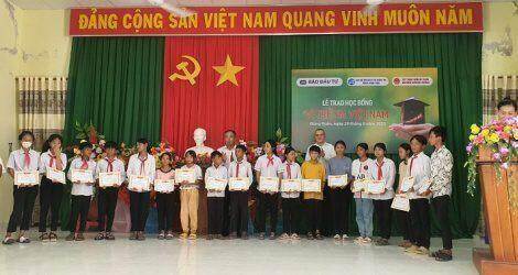 Báo Đầu tư trao 100 suất học bổng “Vì trẻ em Việt Nam” ở Phú Yên