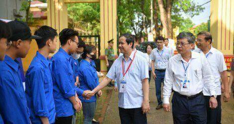 Bộ trưởng Nguyễn Kim Sơn động viên thí sinh, giáo viên dự kỳ thi tốt nghiệp THPT
