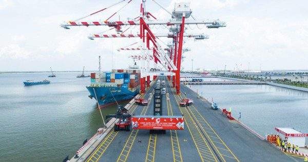 Cảng Quốc tế Long An chính thức hợp long 7 cầu cảng và khai thác hàng container