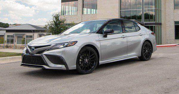 Toyota Camry 2023 có thể ‘rớt’ bánh xe do lỏng đai ốc