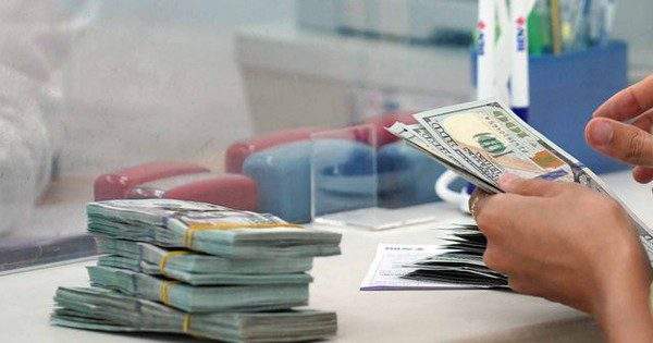 Đô la tự do tăng sát mức ngân hàng