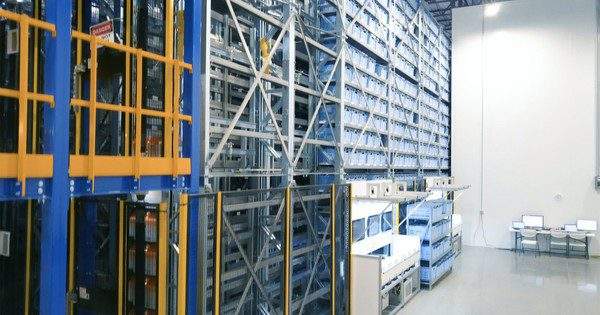 Tự động hóa toàn bộ dây chuyền, công nhân chỉ việc theo dõi robot hoạt động