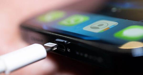 Apple cảnh báo người dùng khi sạc iPhone