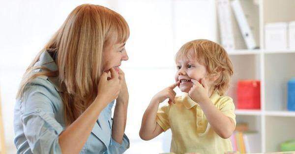 Cách cải thiện kỹ năng giao tiếp cho trẻ tự kỷ và giải pháp đến từ Cốm thảo dược Vương Não Khang
