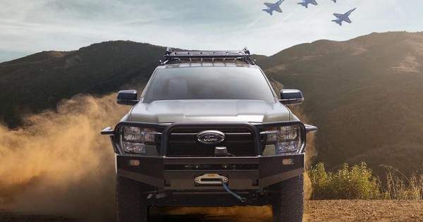 Ford Ranger lắp thêm động cơ điện, chạy 20 km sau mỗi lần sạc đầy pin