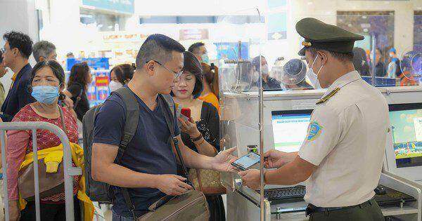 Hành khách cần lưu ý gì khi làm thủ tục qua VNeID, tránh chậm, nhỡ chuyến bay?