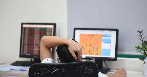 Lạ lùng cổ phiếu tăng sốc dù doanh nghiệp thua lỗ