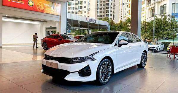 Toyota Camry 'giậm chân tại chỗ', Kia K5 bất ngờ tăng trưởng