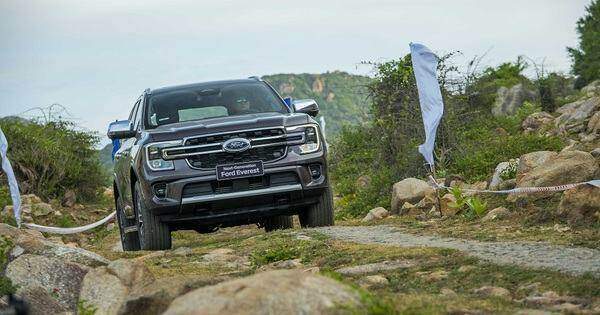 Toyota Fortuner vẫn 'bất lực' bám đuổi Ford Everest