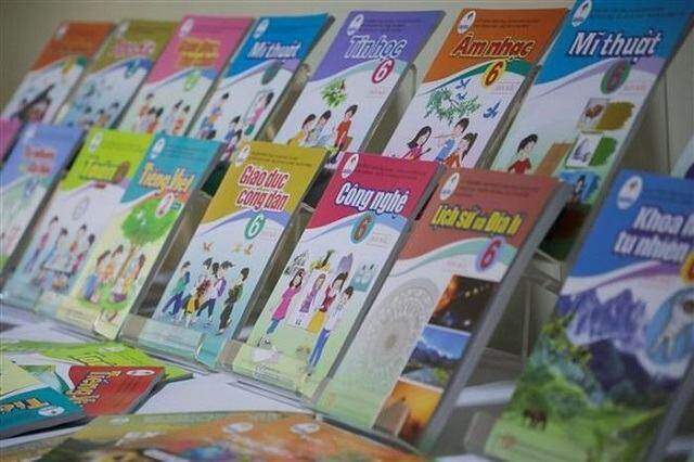 Sách giáo khoa tăng giá mạnh, tiền chiết khấu tới 30% ai hưởng?
