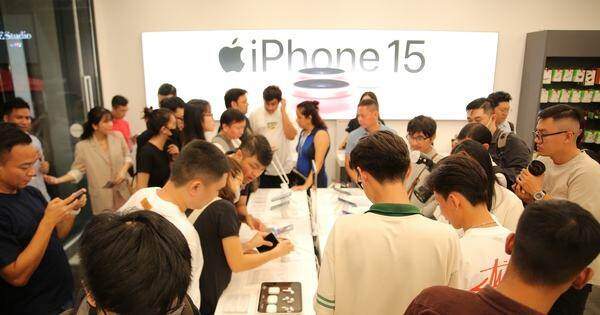 Tưng bừng mở bán iPhone 15 series tại Việt Nam
