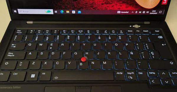 Vì sao một số laptop có 'nút màu đỏ' ở giữa bàn phím?