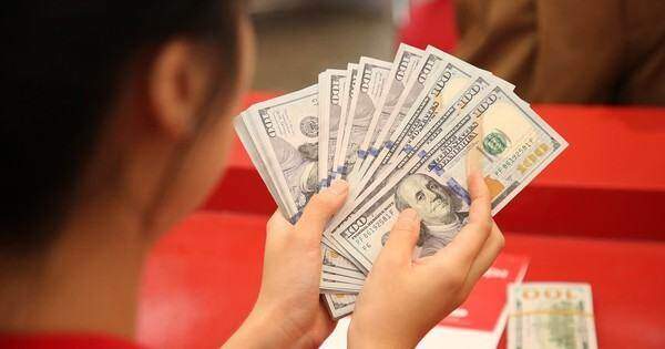 Tỷ giá USD trung tâm lần đầu tiên vượt mốc 24.000 đồng, lên cao nhất lịch sử