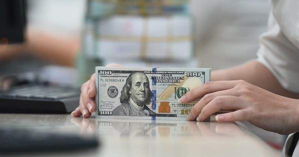 Giá USD ngân hàng đồng loạt vượt 24.400 đồng