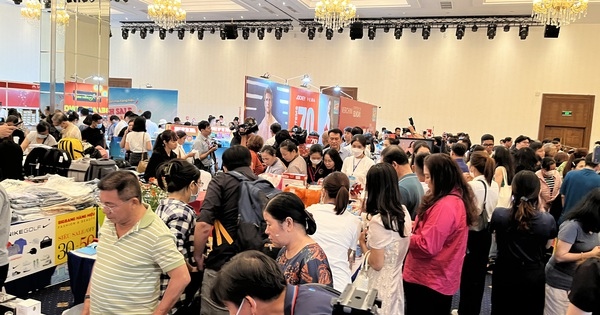 Tấp nập đi săn giày dép, túi xách hiệu giảm giá tới 90% ở TPHCM Tấp nập đi săn giày dép, túi xách hiệu giảm giá tới 90% ở TPHCM