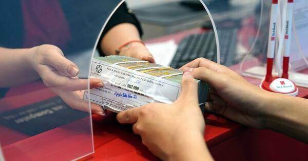 Tiết kiệm giảm sâu, lãi vay xuống chậm