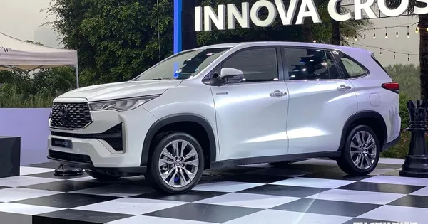 Toyota Innova Cross giá từ 810 triệu đồng tại Việt Nam, rẻ hơn Hyundai Custin