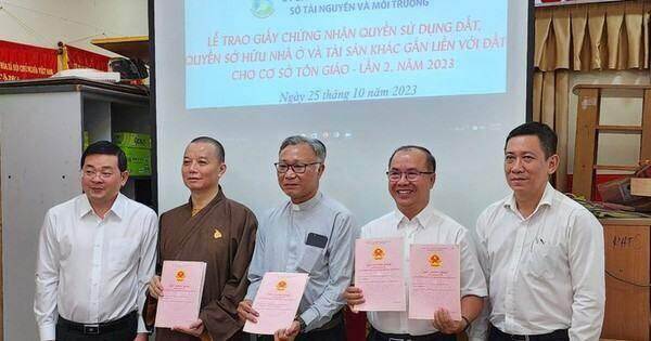 Trao sổ hồng đến 6 cơ sở tôn giáo