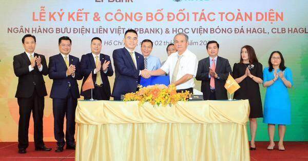 Ra mắt Học viện Bóng đá và CLB Bóng đá LPBank