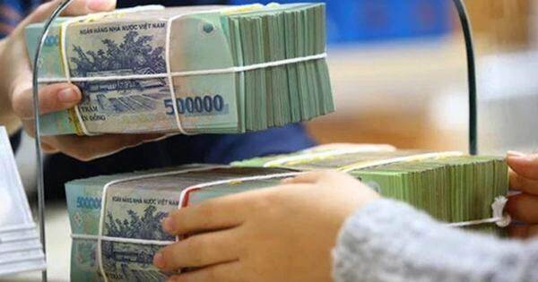 Lãi suất thấp kỷ lục, vì sao người dân và doanh nghiệp vẫn gửi 12,7 triệu tỷ vào ngân hàng?