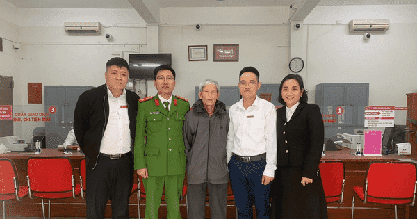 Nhận được cuộc gọi từ công an giả, cụ ông ra ngân hàng rút 500 triệu thì giao dịch viên lập tức báo công an thật