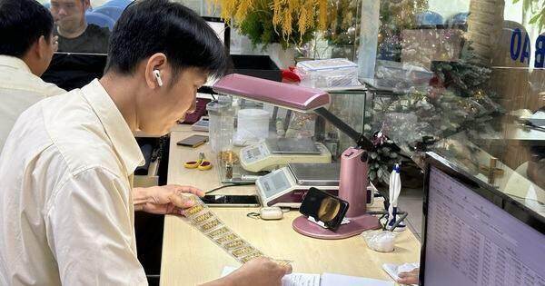 Chốt lời khủng hay giữ chờ 'ăn đậm'