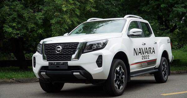 Nissan Navara giảm giá gần 200 triệu đồng, 'đấu' Ford Ranger