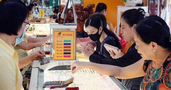 Vàng nhẫn 'bốc hơi' 350.000 đồng, mất mốc 62 triệu