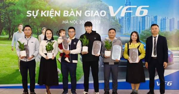 VinFast bàn giao lô xe VF 6 đầu tiên cho khách hàng