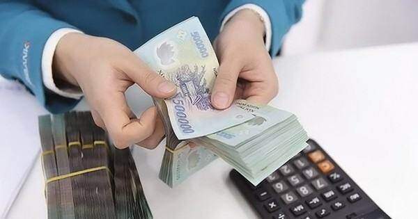 Lãi suất giảm mạnh, tiền gửi tiết kiệm vẫn thu hút khách hàng