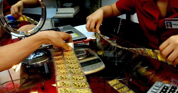 Lãi suất tiết kiệm 'chạm đáy', nên bỏ tiền vào đâu?