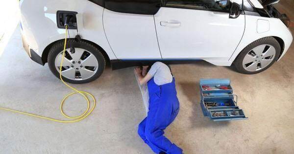 Chi phí sửa chữa đắt hơn nhiều so với ô tô xăng, khó tháo dời vì dùng nguyên liệu lạ