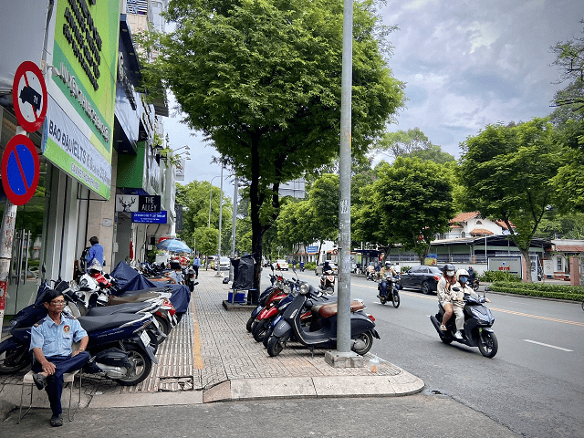 TPHCM chưa thể thu phí lòng đường, vỉa hè do vướng quy định