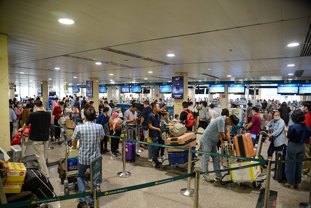 Quá tải từ trên trời đến dưới đất, sân bay Tân Sơn Nhất đang gồng mình phục vụ