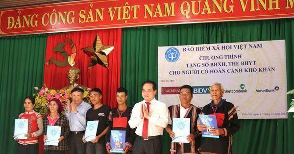 Agribank tỉnh Đắk Lắk trao sổ BHXH và thẻ BHYT cho người dân có hoàn cảnh khó khăn 1 Agribank tỉnh Đắk Lắk trao sổ BHXH và thẻ BHYT cho người dân có hoàn cảnh khó khăn