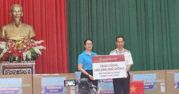 Đoàn công tác Agribank thăm, tặng quà cán bộ, chiến sỹ Bộ Tư lệnh vùng 5 Hải quân
