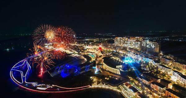 Hàng chục ngàn người đổ về Sunset Town ngắm pháo hoa, “đi chợ” đầu năm mới
