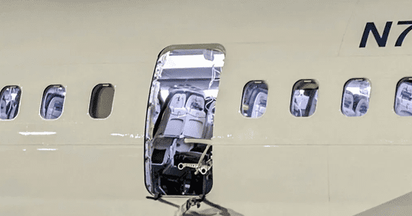 Lời thỉnh cầu của CEO Boeing sau vụ máy bay bung cửa trên không