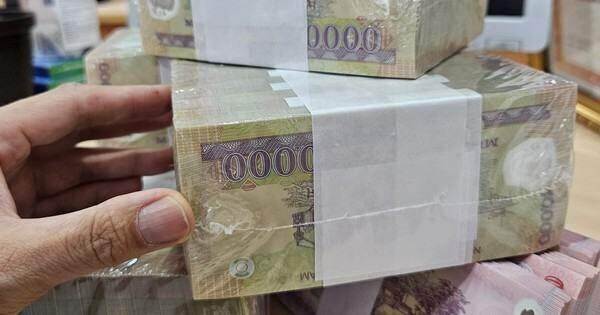 Dân công sở tất tả đổi tiền lẻ mới, không có mệnh giá 20.000 đồng
